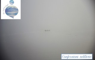 Fotografia scattata da The Half Hermit in una mattina di nuvole basse nei Fiori Occidentali d'Islanda: un piccolo stormo di anatre selvatiche sembra nuotare sospesa nella nebbia. Clima perfetto per confessioni solitarie.