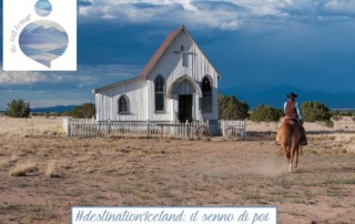 Fotografia di un cowboy di spalle che si avvicina a cavallo a una vecchia e piccola chiesa in legno: con il senno di poi #destinationIceland sembra una passeggiata nel giardino sotto casa con i preparativi vissuti fingendo di essere un cowboy alla conquista del west.