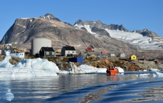 Le escursioni in barca sono l'unica soluzione per allontanarsi da Tasiilaq in cerca di altri villaggi, balene e fronti glaciali.