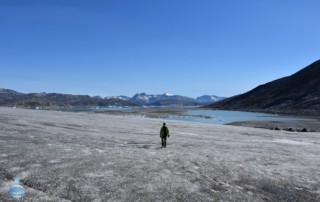 Betrand, uno dei viaggiatori incontrati durante il viaggio in Groenlandia, mentre cammina sulla calotta groenlandese.