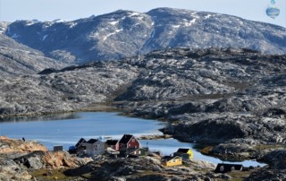 Fotografia del villaggio inuit di Tiniteqilaq, sulla costa orientale della Groenlandia